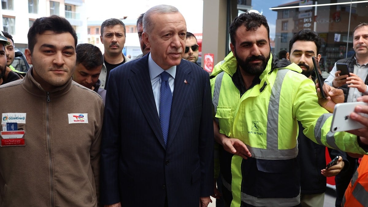 Cumhurbaşkanı Erdoğan akaryakıt istasyonuna uğradı: İşçilerle sohbet etti